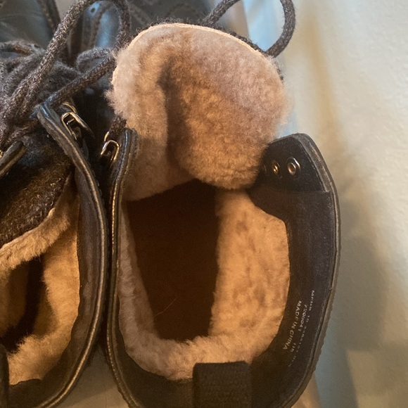 Men’s, shearling lined, leather, lace up Frye boots never worn. - Picture 4 of 7